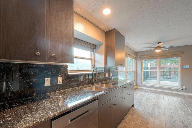 Building Photo - 2122 Courtshire Ln