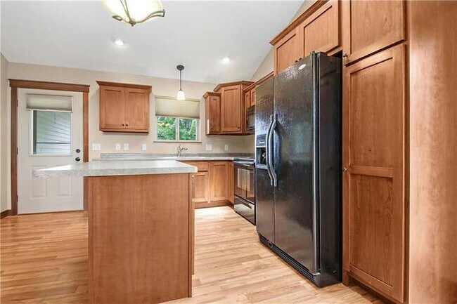 Building Photo - 2425 Lake Ct
