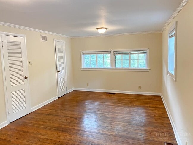 Building Photo - 807 Mt Jefferson Rd