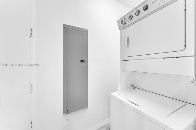 Building Photo - 15811 Collins Ave