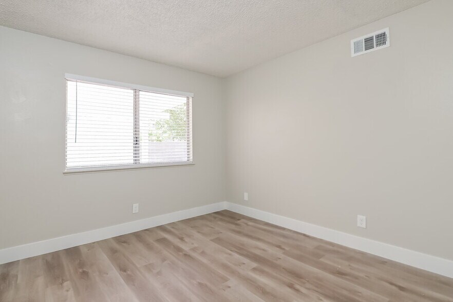 Building Photo - 1555 Calabria Dr