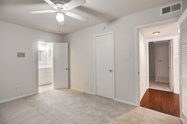 Building Photo - 3703 Roseland St