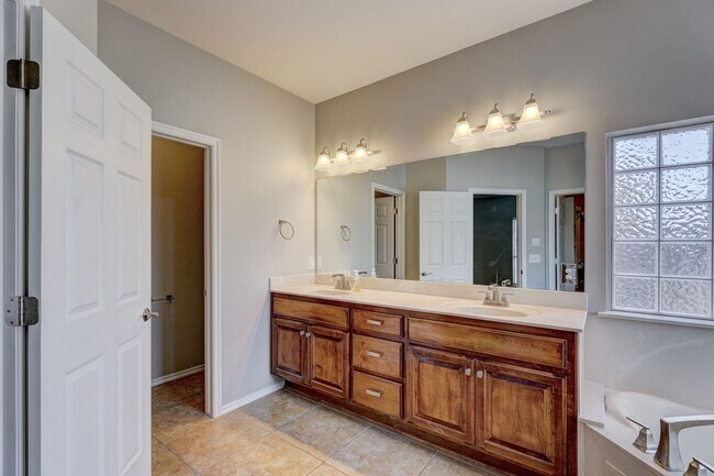 Building Photo - 4 Bedroom South Edmond Home For Rent