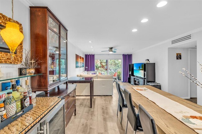 Building Photo - 805 W Oakland Park Blvd