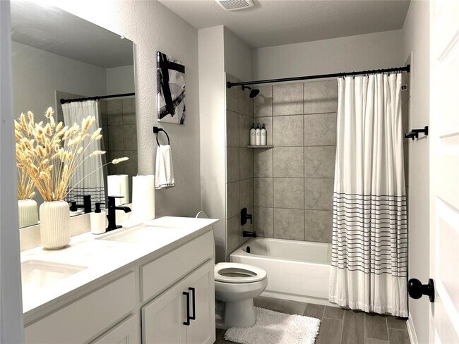 Building Photo - 700 Hays Hill Dr