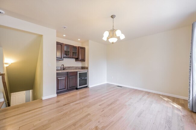 Building Photo - Spacious 4 Bed/ 3.5 Bath Home with Finishe...