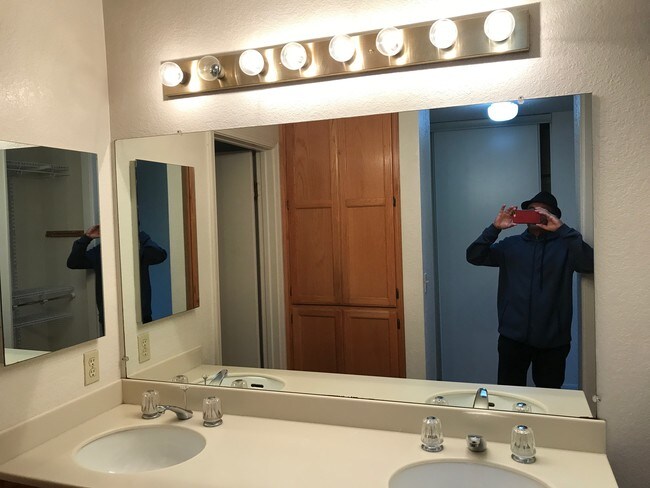 Master bathroom - 996 Belmont Terrace