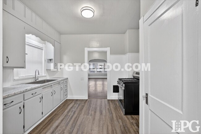 Building Photo - 128 Carbon St