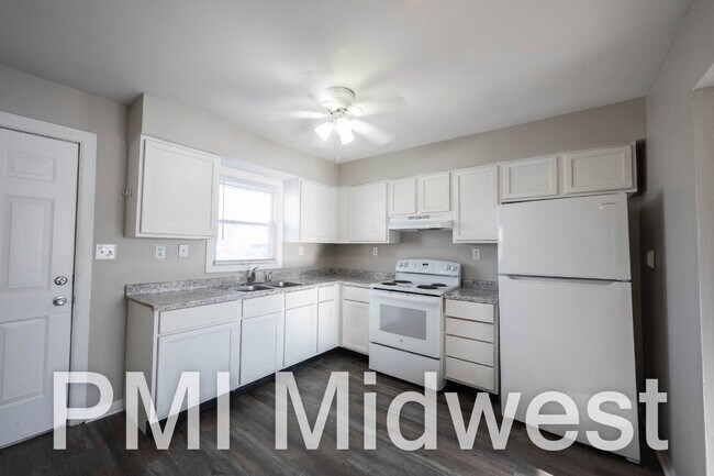 Building Photo - "Cozy 2-Bed Oasis in New Palestine with 800 Sq Ft of Comfort!"