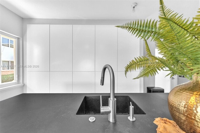 Building Photo - 1130 Venetian Way