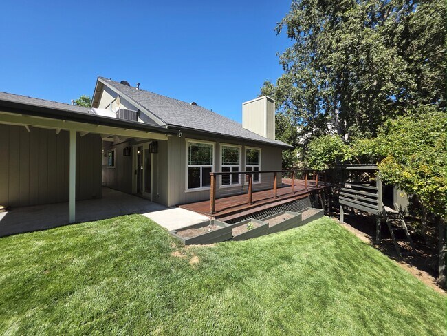 Building Photo - 3310 Manzana St