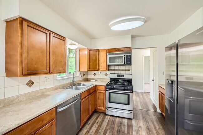 Building Photo - 605 Raemar Dr