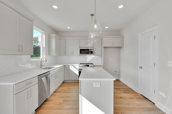 Building Photo - Beautiful 4BR 2.5BA Home w/ Full Appliance Kitchen • Garage Parking •