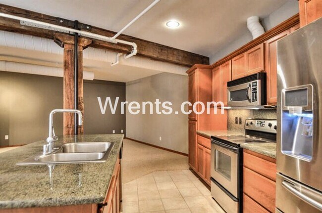 Building Photo - Beautiful Condo in the Heart of Downtown S...