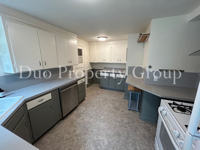 Building Photo - Charming West Eugene Home with Large Yard