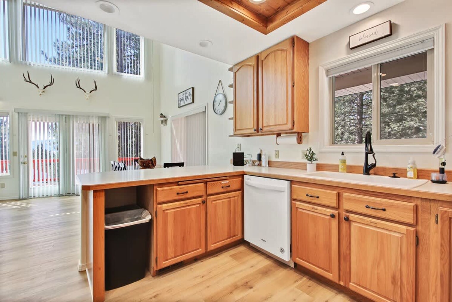 Building Photo - 1496 Pine Ridge Dr