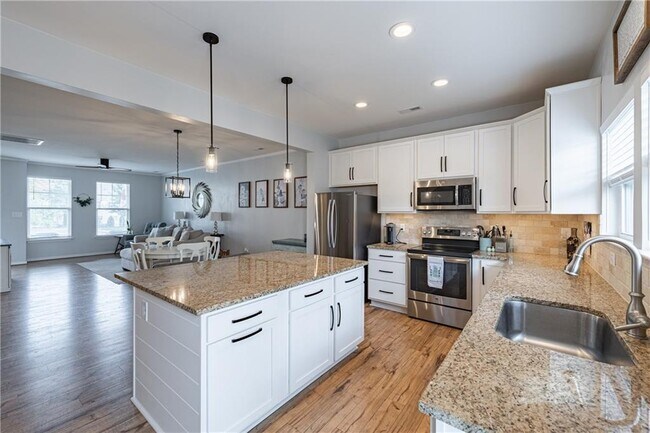 Building Photo - 8083 Rutland Village Dr