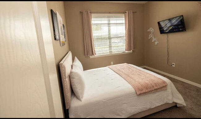 master room - 633 Highland Meadows Ave