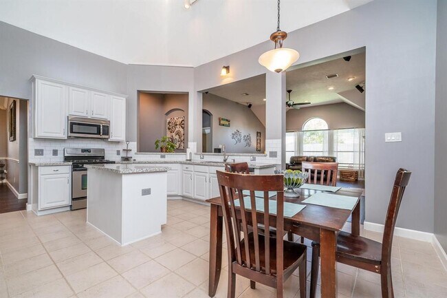 Building Photo - 3208 Ivory Pointe Dr