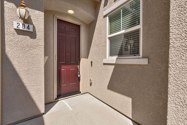 Building Photo - Exceptional 3BR Condo in Folsom! Stylish U...