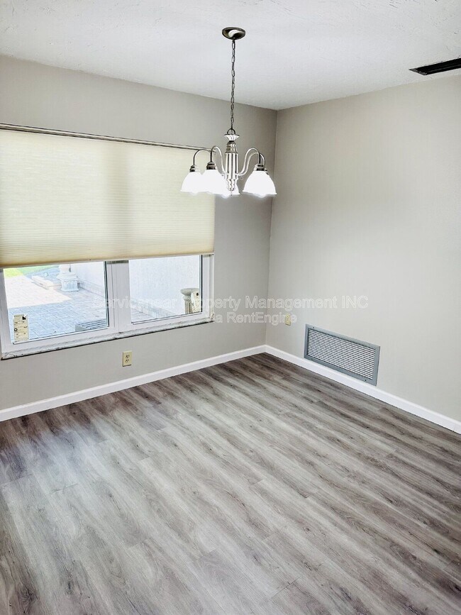 Building Photo - 423 Whispering Oaks Ct