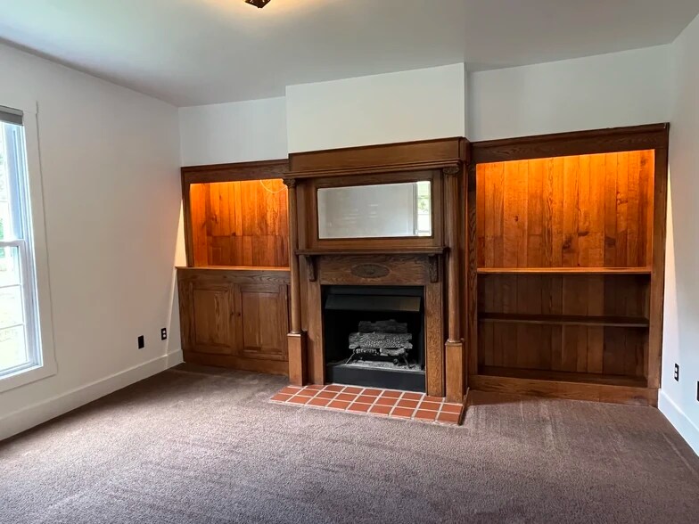 Building Photo - 723 E 10th St