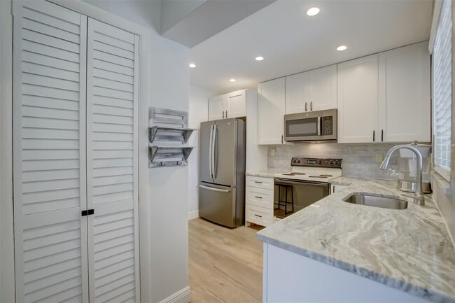 Building Photo - 1450 N Riverside Dr