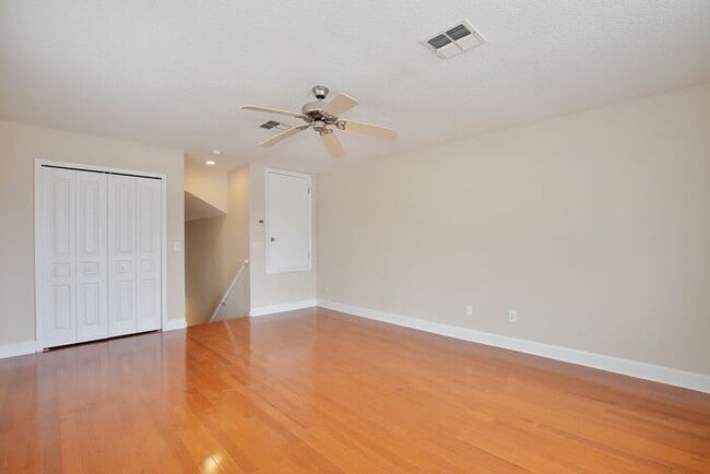 Building Photo - Stunning 4/3 Pool Home with a Bonus Room a...