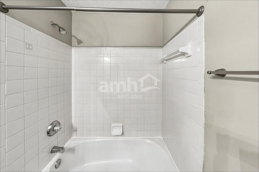 Building Photo - 825 Whitehead Dr