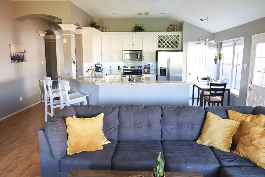 Building Photo - 4622 Forest Home Dr