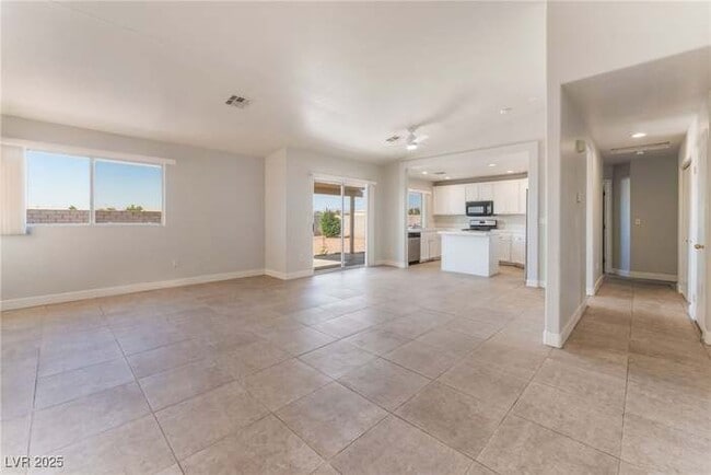 Building Photo - 2111 Hollow Oak Ave
