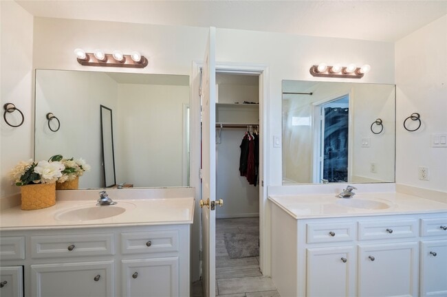 Building Photo - 2060 Glencove Dr