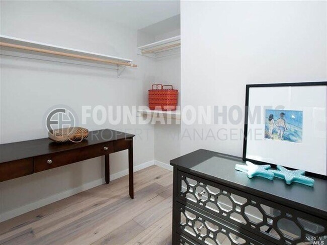 Building Photo - Remodeled 4BD/2BA in Prime Tiburon Locatio...