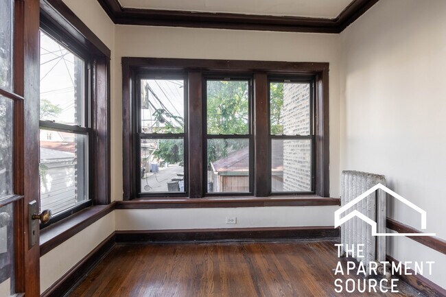 Building Photo - 2424 N Sawyer Ave