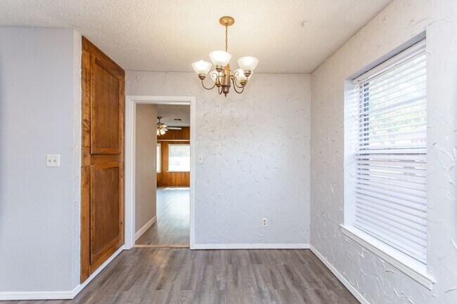 Building Photo - 3 Bedroom 2 Bath Home for Lease!