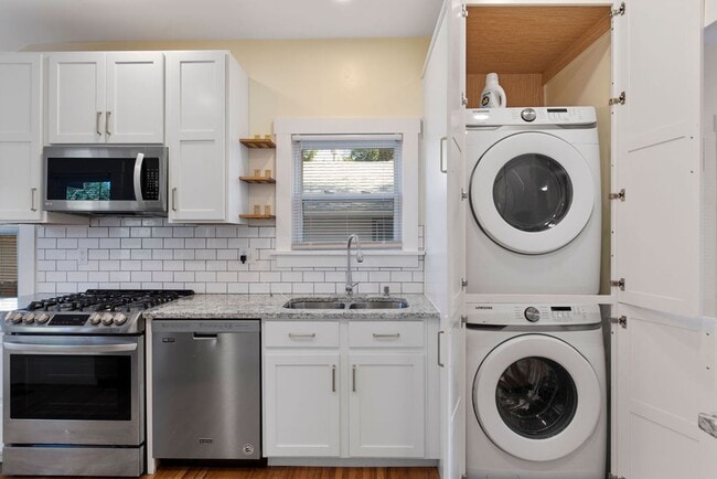 Building Photo - 2 Bedroom 1 Bath Duplex