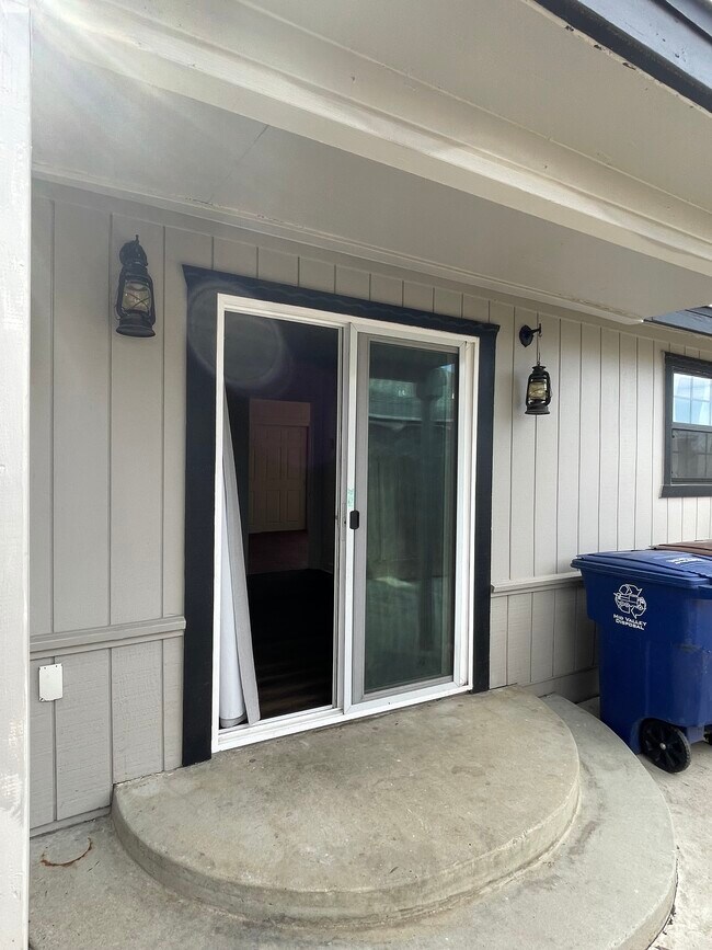 Building Photo - 817 Lake Ave