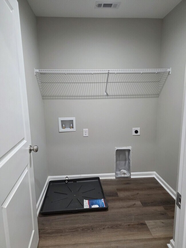 Building Photo - Welcome to your Gem Home!