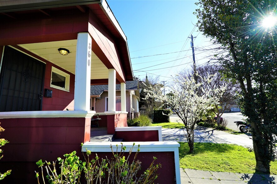 Building Photo - 860 55th St