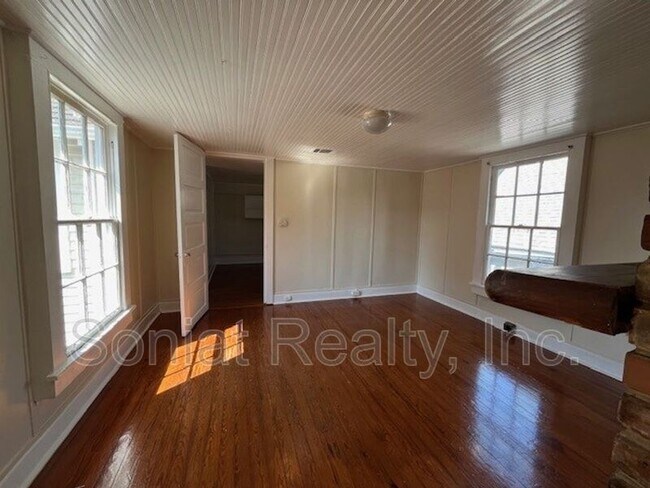 Building Photo - 815 Dante St