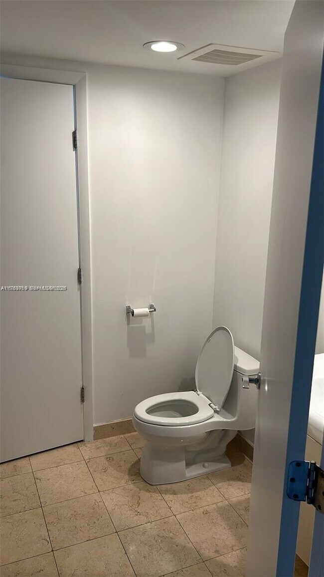 Building Photo - 1830 S Ocean Dr