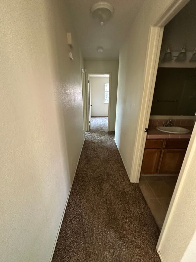 Building Photo - 3 bedroom 2 bath home for rent