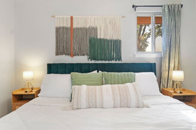 Building Photo - 207 N Beverly St