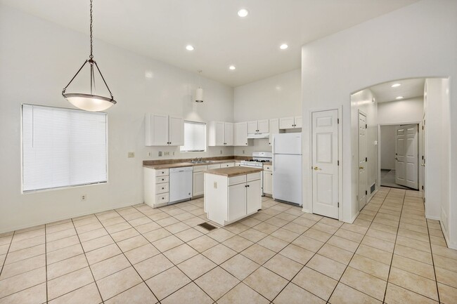 Building Photo - 4 bedroom home in Central Tucson
