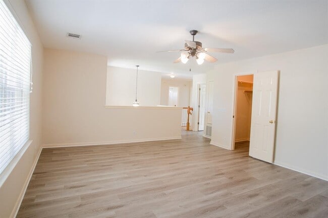 Building Photo - 4001 Barlow Dr