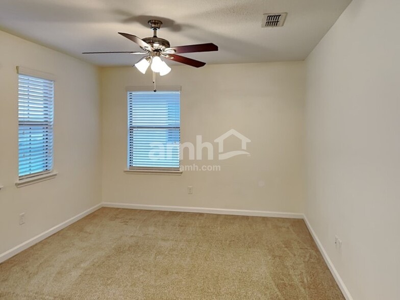 Building Photo - 235 Buck Run Way