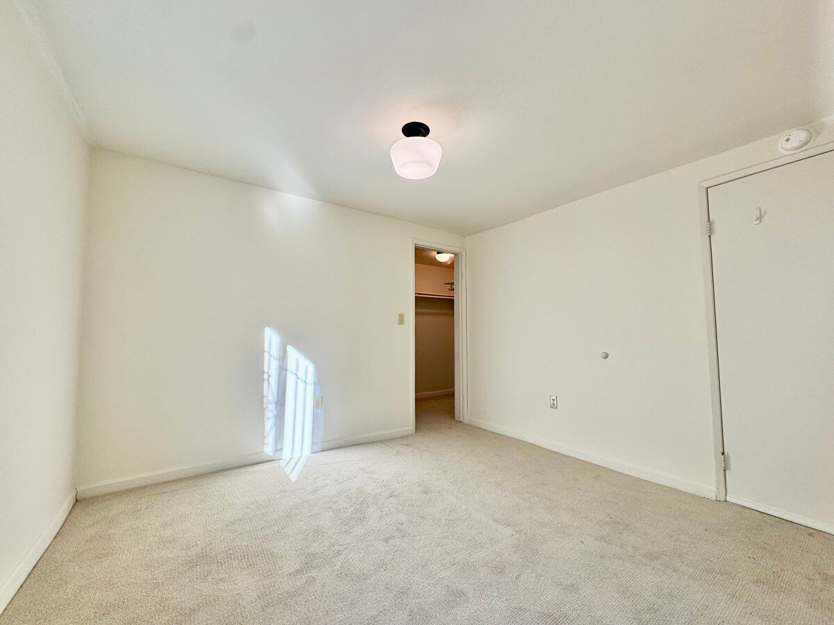 Building Photo - 1054 24th St