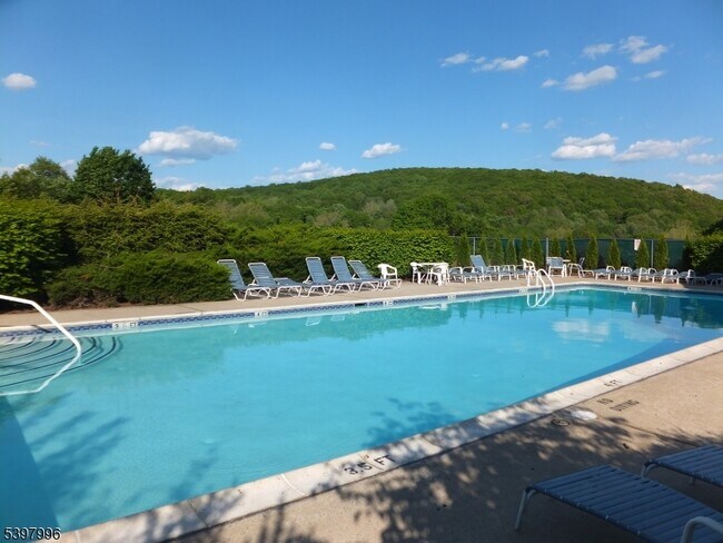 Building Photo - 410 Spruce Hills Dr