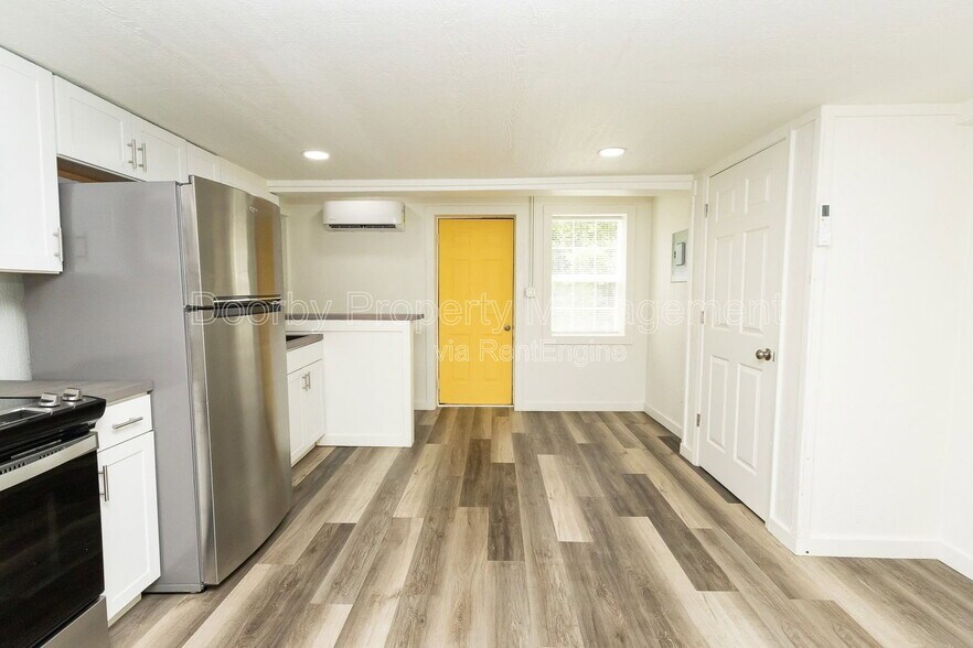 Building Photo - 5640 US-41