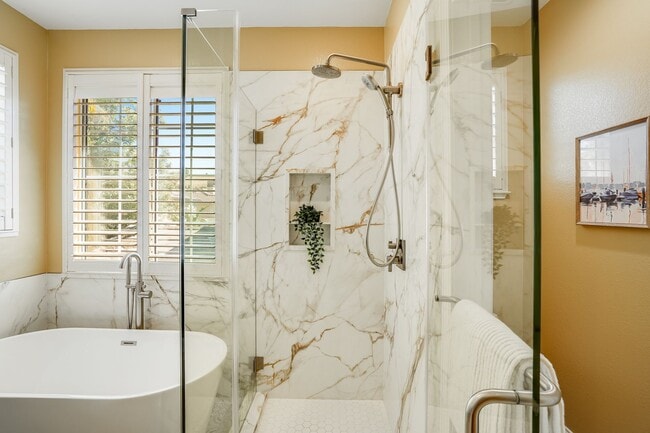 Building Photo - Comfortable and nicely upgraded home for r...
